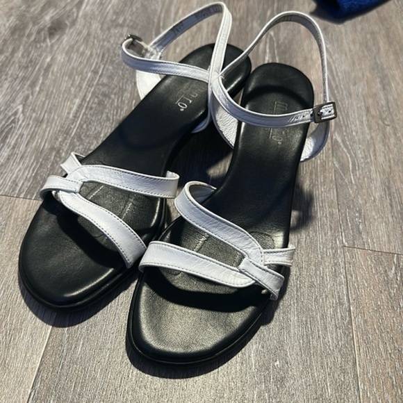 Munro Leather Heels 7.5 strappy sandal white black summer dressy Luxury - Picture 3 of 8